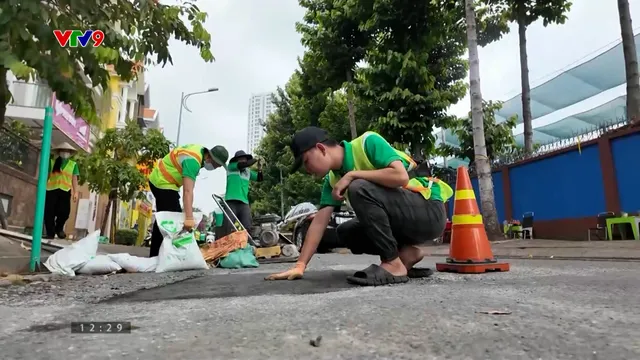 Ấn tượng phương Nam: Những người trẻ tình nguyện vá đường