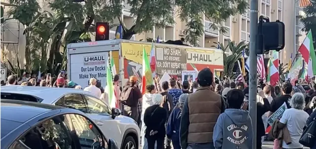 Xe tải lao vào người biểu tình phản đối chính phủ Iran ở Los Angeles (Mỹ)- Ảnh 2.