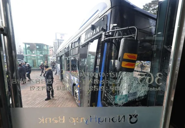 Xe bus lao vào tòa nhà cao tầng giữa thủ đô Seoul, ít nhất 13 người bị thương- Ảnh 2. Xe bus lao vào tòa nhà cao tầng giữa thủ đô Seoul, ít nhất 13 người bị thương- Ảnh 2.