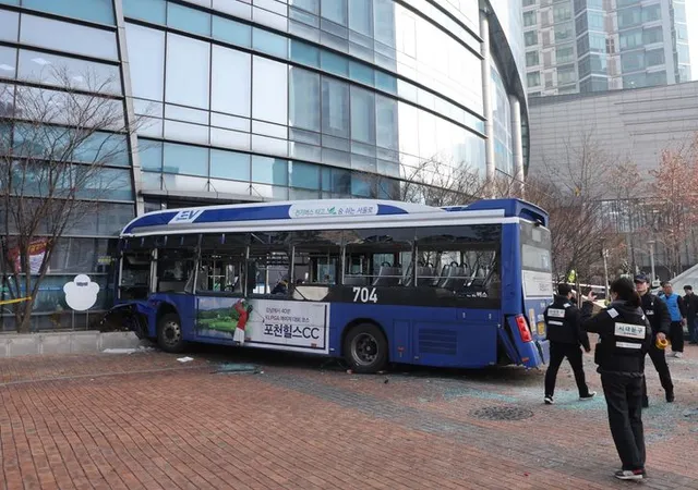 Xe bus lao vào tòa nhà cao tầng giữa thủ đô Seoul, ít nhất 13 người bị thương- Ảnh 1. Xe bus lao vào tòa nhà cao tầng giữa thủ đô Seoul, ít nhất 13 người bị thương- Ảnh 1.