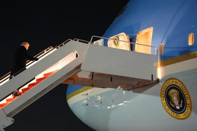 Chuyên cơ Không lực Một chở Tổng thống Trump gặp sự cố trên hành trình tới Davos - Ảnh 1.