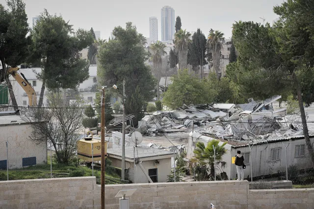 Israel dùng máy ủi phá hủy các tòa nhà của UNRWA ở Đông Jerusalem - Ảnh 7.