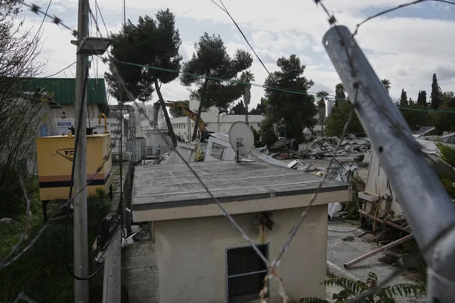 Israel dùng máy ủi phá hủy các tòa nhà của UNRWA ở Đông Jerusalem - Ảnh 6.
