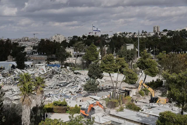Israel dùng máy ủi phá hủy các tòa nhà của UNRWA ở Đông Jerusalem - Ảnh 9.
