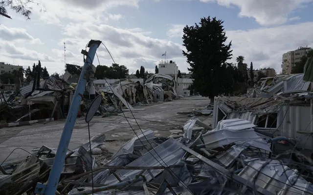 Israel dùng máy ủi phá hủy các tòa nhà của UNRWA ở Đông Jerusalem - Ảnh 5.
