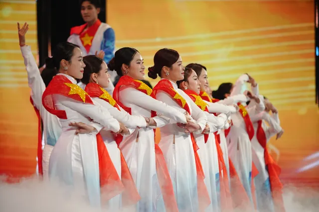 Light of Knowledge Gala 2025: Honoring the Intellectual Community, Proud of the Name Vietnam - Ảnh 1.