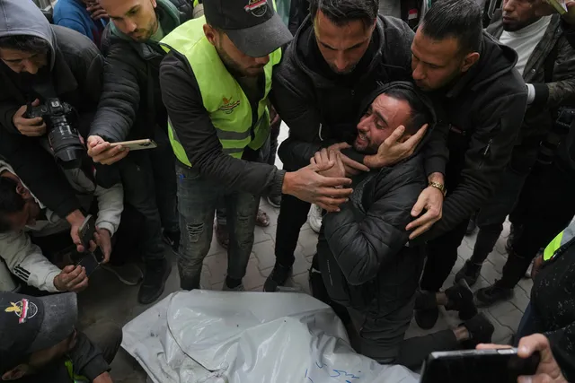 Hỏa lực của Israel khiến một số nhà báo và trẻ em tại Gaza thiệt mạng - Ảnh 1.