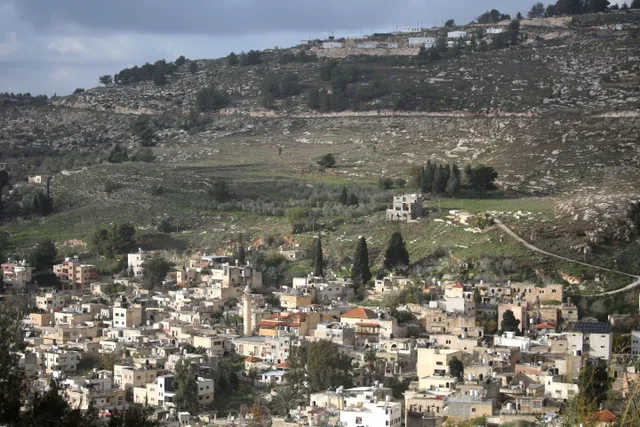 Israel phê duyệt giấy phép sử dụng súng cho 18 khu định cư bất hợp pháp ở Bờ Tây  - Ảnh 1.