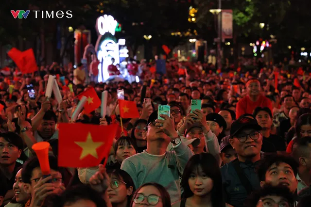 Người hâm mộ vỡ òa cảm xúc sau chiến thắng của U23 Việt Nam- Ảnh 1.