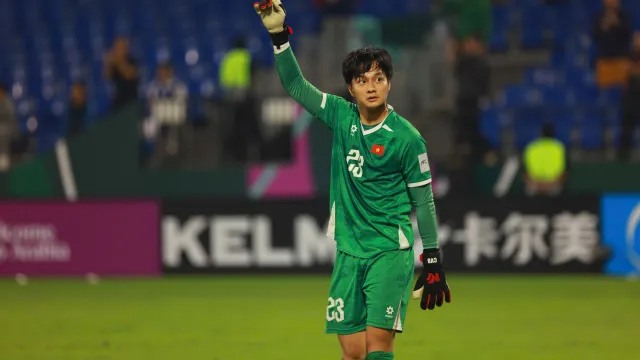 Người hâm mộ vỡ òa cảm xúc sau chiến thắng của U23 Việt Nam- Ảnh 2.