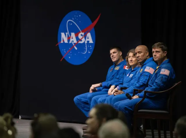 NASA chuẩn bị đưa con người trở lại Mặt Trăng bằng tàu vũ trụ vấp phải tranh cãi về an toàn- Ảnh 2. NASA chuẩn bị đưa con người trở lại Mặt Trăng bằng tàu vũ trụ vấp phải tranh cãi về an toàn- Ảnh 2.