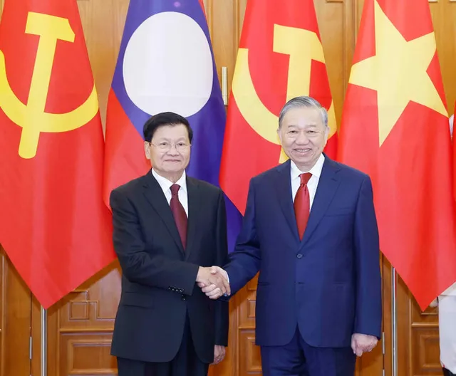 Top Vietnamese, Lao leaders hold talks in Hanoi - Ảnh 1.