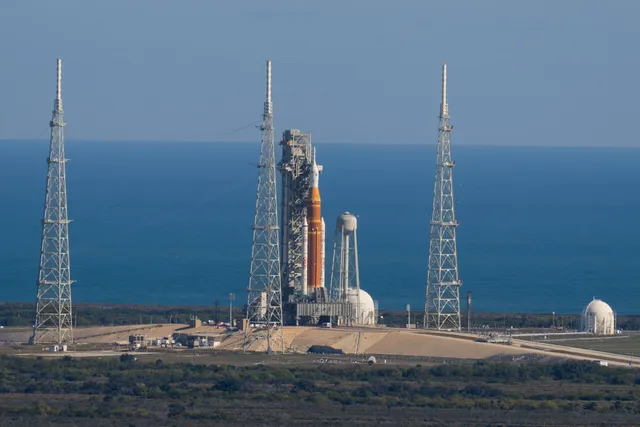NASA lùi kế hoạch bay vòng quanh Mặt Trăng- Ảnh 1. NASA lùi kế hoạch bay vòng quanh Mặt Trăng- Ảnh 1.