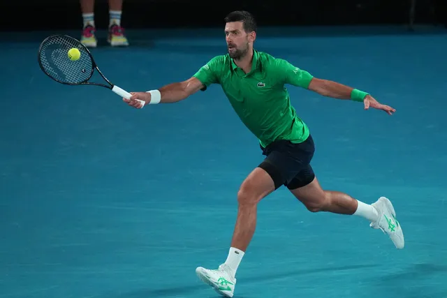 Djokovic vượt qua Sinner sau 5 set kịch tính, vào chung kết Australian Open 2026- Ảnh 2. Djokovic vượt qua Sinner sau 5 set kịch tính, vào chung kết Australian Open 2026- Ảnh 2.