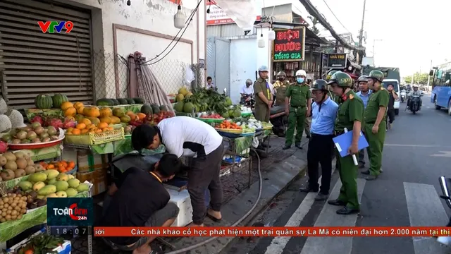 Nghịch lý tranh giành vỉa hè, chợ bỏ không