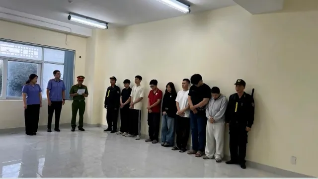 Triệt phá đường dây mua bán thuốc lá điện tử