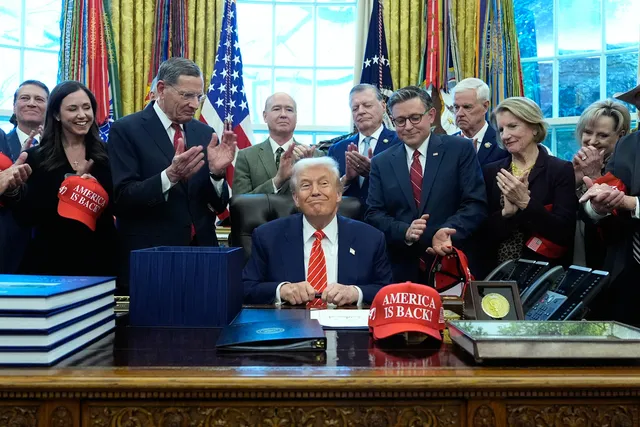 Trump ký luật ngân sách 1.200 tỷ USD, chấm dứt đóng cửa chính phủ Mỹ - Ảnh 1.