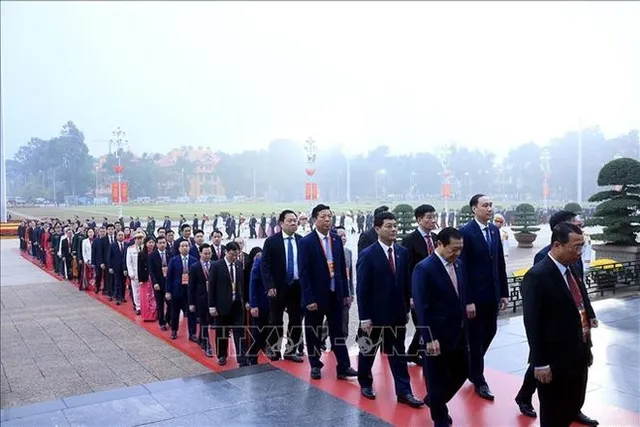 Delegates to 14th National Party Congress pay tribute to President Ho Chi Minh - Ảnh 1.