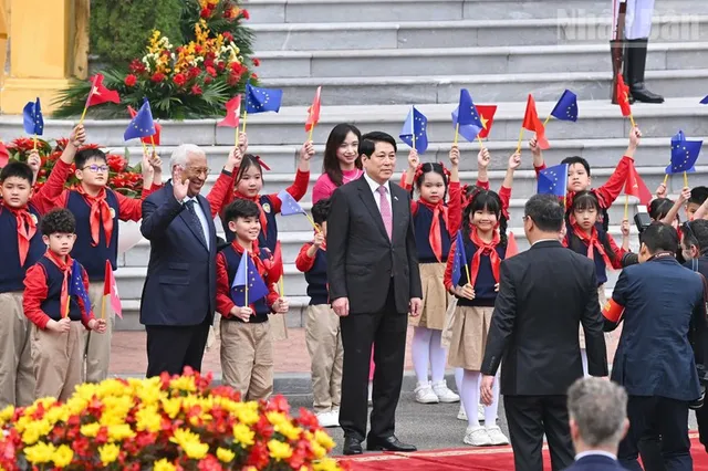 Vietnamese State President chairs official welcome ceremony for EC President - Ảnh 1.