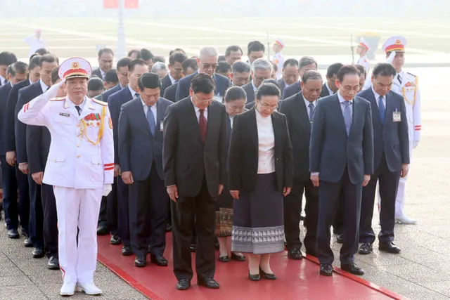 Top Lao leader pays tribute to President Ho Chi Minh - Ảnh 1.