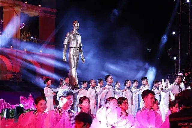 Party chief attends live TV programme marking 85 years since President Ho Chi Minhs return to lead revolution - Ảnh 2.