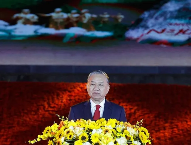 Party chief attends live TV programme marking 85 years since President Ho Chi Minhs return to lead revolution - Ảnh 1.