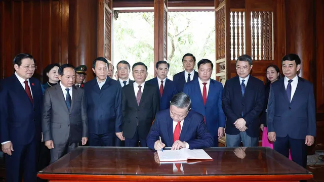 Party chief pays floral tribute to President Ho Chi Minh in Nghe An - Ảnh 1.