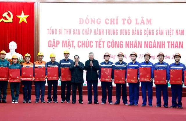 Party chief extends Tet greetings to coal miners in Quang Ninh - Ảnh 1.