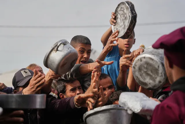Cuộc chiến sinh tồn hàng ngày ở Gaza - không thức ăn, không chỗ ở, không tiền - Ảnh 2. Cuộc chiến sinh tồn hàng ngày ở Gaza - không thức ăn, không chỗ ở, không tiền - Ảnh 2.