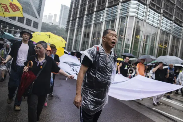 Nhà sáng lập Apple Daily Jimmy Lai bị tuyên án 20 năm tù tại Hong Kong - Ảnh 1.