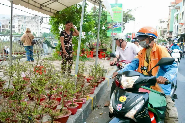Chợ hoa "Trên bến dưới thuyền" những ngày cuối năm- Ảnh 1. Chợ hoa "Trên bến dưới thuyền" những ngày cuối năm- Ảnh 1.