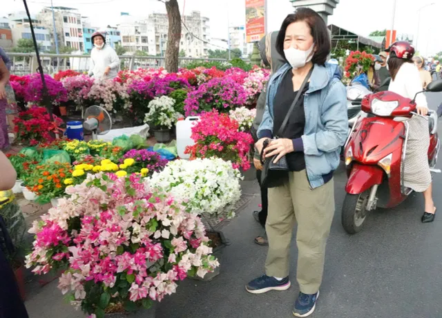 Chợ hoa "Trên bến dưới thuyền" những ngày cuối năm- Ảnh 15. Chợ hoa "Trên bến dưới thuyền" những ngày cuối năm- Ảnh 15.
