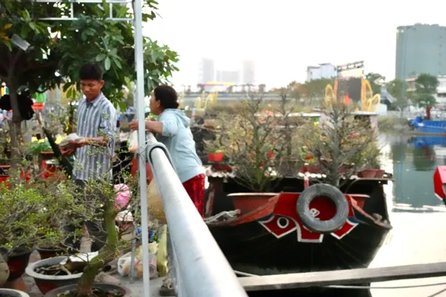 Chợ hoa "Trên bến dưới thuyền" những ngày cuối năm- Ảnh 16. Chợ hoa "Trên bến dưới thuyền" những ngày cuối năm- Ảnh 16.
