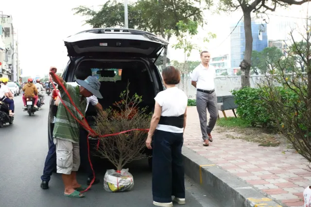 Chợ hoa "Trên bến dưới thuyền" những ngày cuối năm- Ảnh 14. Chợ hoa "Trên bến dưới thuyền" những ngày cuối năm- Ảnh 14.