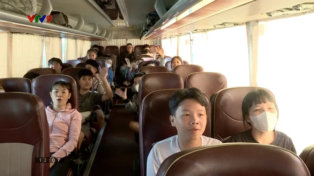 Chuyến xe yêu thương đưa người khó khăn về quê đón Tết