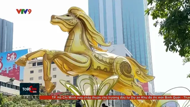 Tất bật thi công Đường hoa Nguyễn Huệ