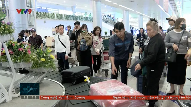 Tân Sơn Nhất nhộn nhịp đón kiều bào về quê ăn Tết