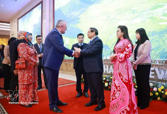 PM, spouse host banquet for diplomatic corps in Hanoi - Ảnh 1.