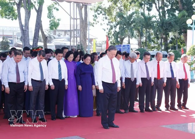 Party General Secretary offers incense in Tay Ninh, Ho Chi Minh City - Ảnh 1.