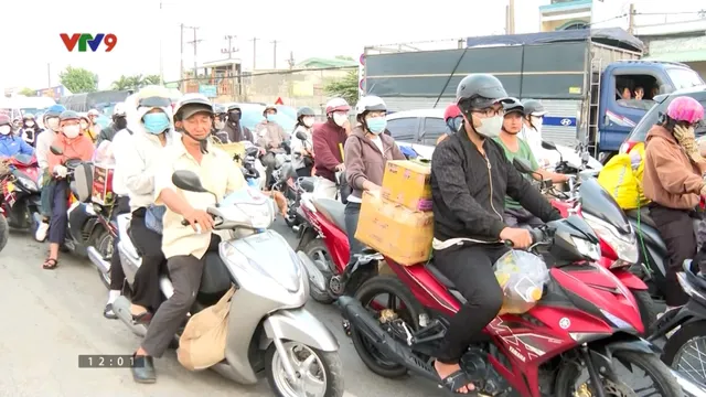 Cửa ngõ về miền Tây ùn ứ người dân về quê