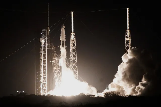 Tàu vũ trụ SpaceX kết nối thành công với Trạm Vũ trụ Quốc tế - Ảnh 1.