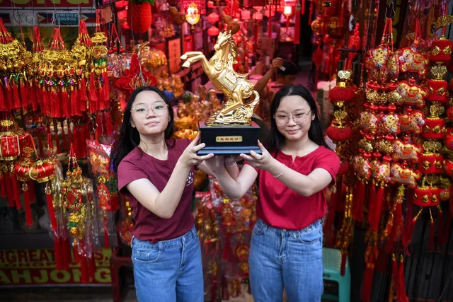 Khoảnh khắc bước sang năm Bính Ngọ trên khắp thế giới- Ảnh 14. Khoảnh khắc bước sang năm Bính Ngọ trên khắp thế giới- Ảnh 14.