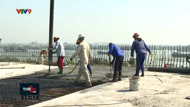 Những công nhân thi công xuyên Tết