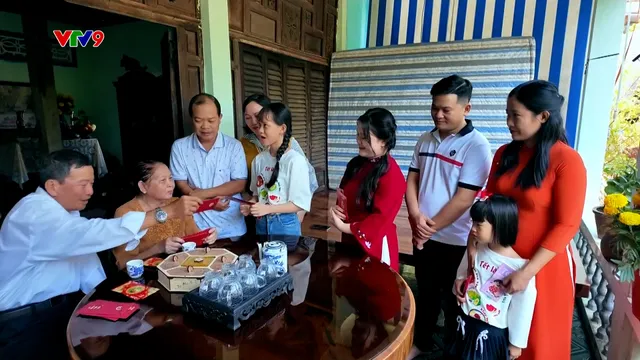 Chúc Tết, lì xì, trao gửi yêu thương ngày Tết