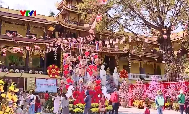 Người Việt ở Vientiane (Lào) đi lễ chùa đầu năm, hướng về quê hương, đất nước- Ảnh 1. Người Việt ở Vientiane (Lào) đi lễ chùa đầu năm, hướng về quê hương, đất nước- Ảnh 1.