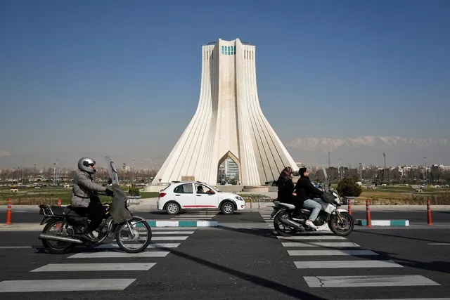 Nhiều nước khuyến cáo công dân rời Iran - Ảnh 1.