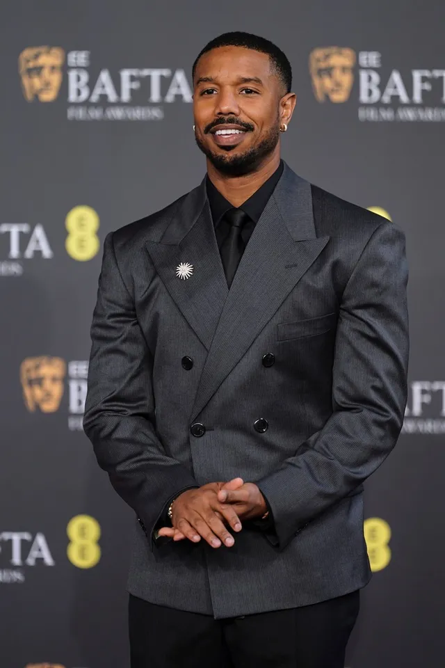 Dàn sao lộng lẫy đổ bộ thảm đỏ Lễ trao giải BAFTA 2026 - Ảnh 6.
