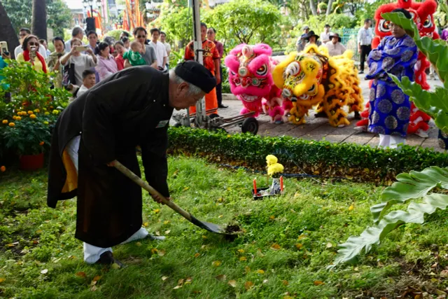 Người dân TP Hồ Chí Minh nô nức tham dự lễ Khai hạ - Cầu an - Ảnh 19.