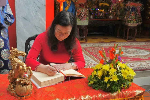 Người dân TP Hồ Chí Minh nô nức tham dự lễ Khai hạ - Cầu an - Ảnh 10.