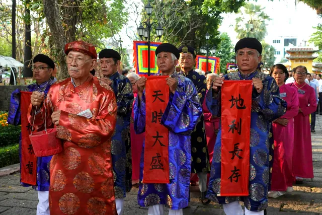 Người dân TP Hồ Chí Minh nô nức tham dự lễ Khai hạ - Cầu an - Ảnh 3.